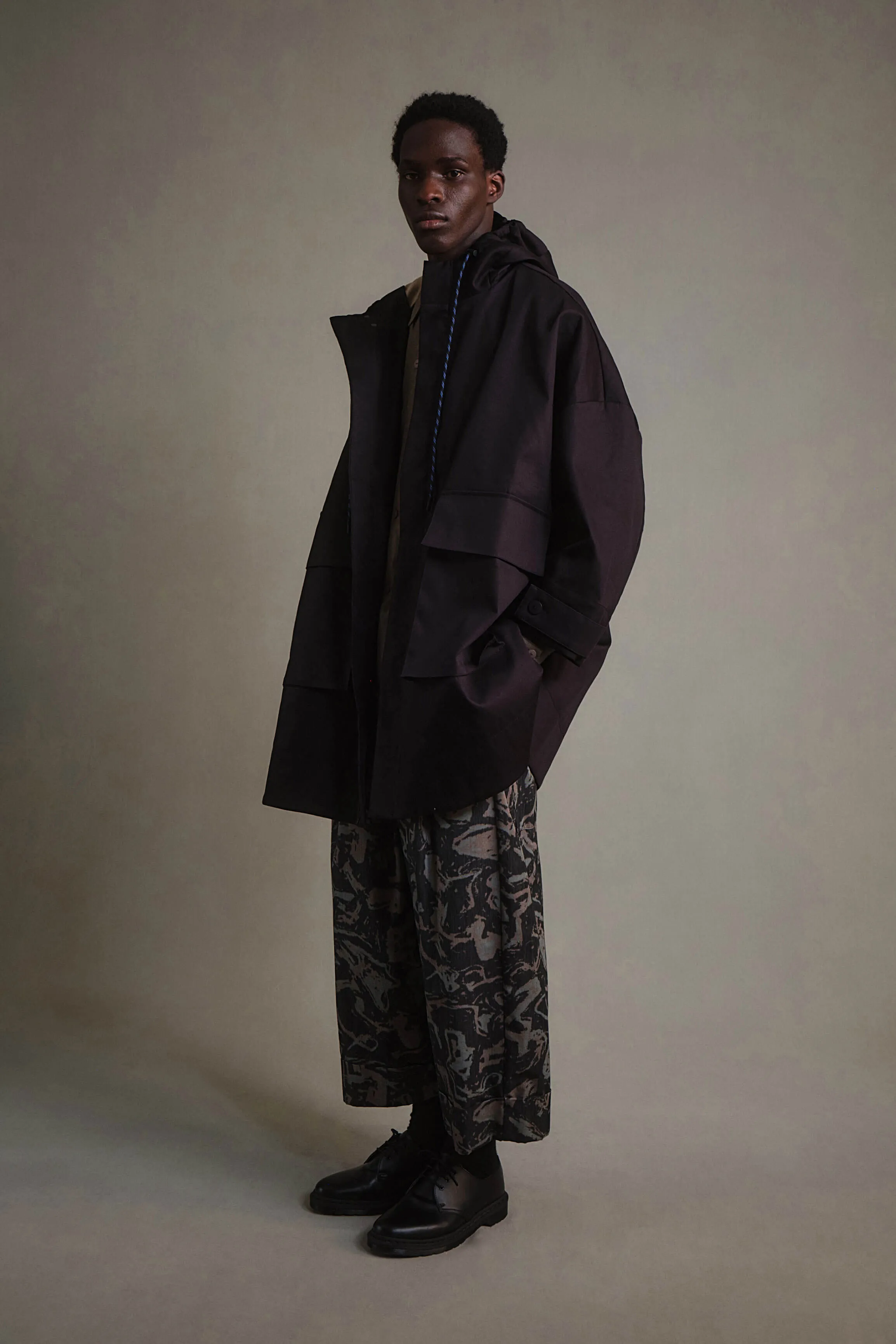 THE WAYFINDER COAT / BONDED GABERDINE FLINT SAND